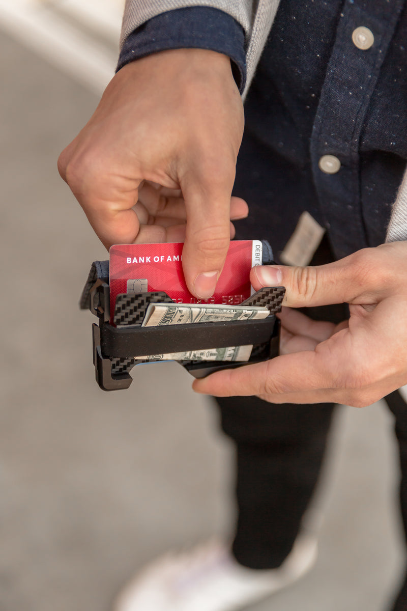 H01 – Dapper Bifold Wallet – Carbon Fiber